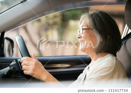 晚上開車的微笑老婦人 晚上開車的微笑老婦人 131417734
