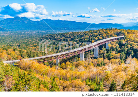 北海道三國嶺:松見橋和大雪山脈,紅葉點綴其間 北海道三國嶺:松見橋和大雪山脈,紅葉點綴其間 131418334