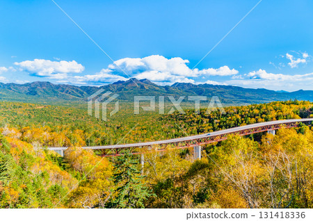 北海道三國嶺：松見橋和大雪山脈，紅葉點綴其間 131418336