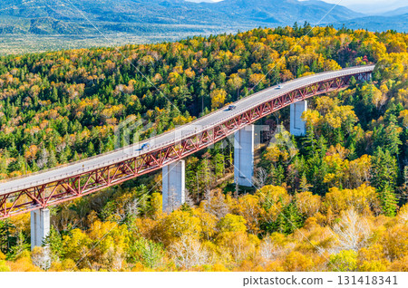 北海道三國嶺的松見橋被秋葉染紅 北海道三國嶺的松見橋被秋葉染紅 131418341