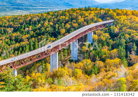 北海道三國嶺的松見橋被秋葉染紅 北海道三國嶺的松見橋被秋葉染紅 131418342