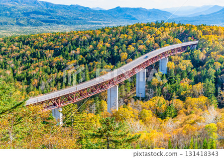 北海道三國嶺：松見橋和大雪山脈，紅葉點綴其間 131418343