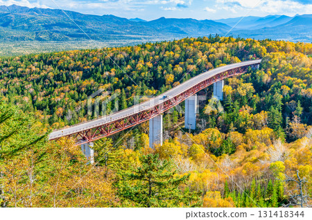 北海道三國嶺:松見橋和大雪山脈,紅葉點綴其間 北海道三國嶺:松見橋和大雪山脈,紅葉點綴其間 131418344