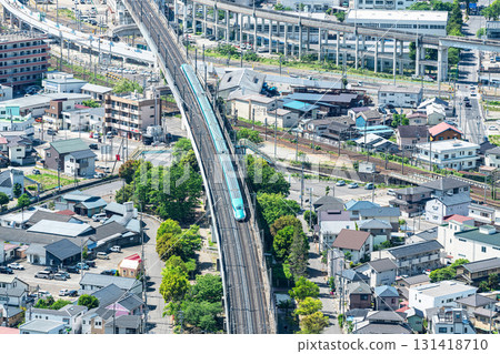 E5號新幹線列車在高架橋上高速行駛 131418710
