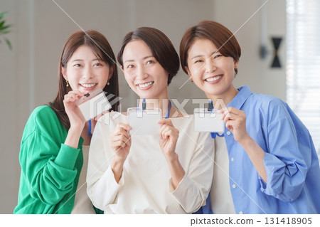在辦公室工作的女性（姓名持有人） 131418905