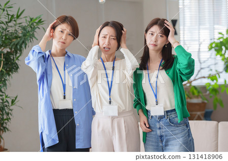 在辦公室工作的女性(思考) 在辦公室工作的女性(思考) 131418906