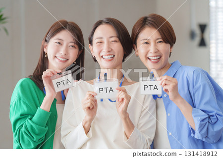 擔任 PTA 幹事的母親 擔任 PTA 幹事的母親 131418912