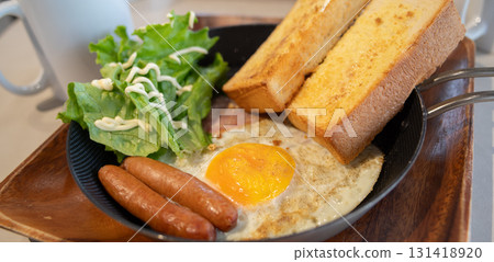 Delicious breakfast 131418920