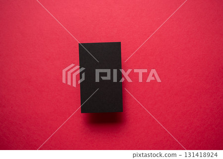 紅色背景上的黑色卡片 131418924