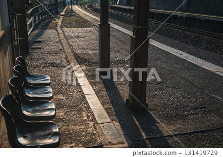 [Arimagawa Station] The platform illuminated by the morning sun [Sea of Japan Hisui Line] 131419729