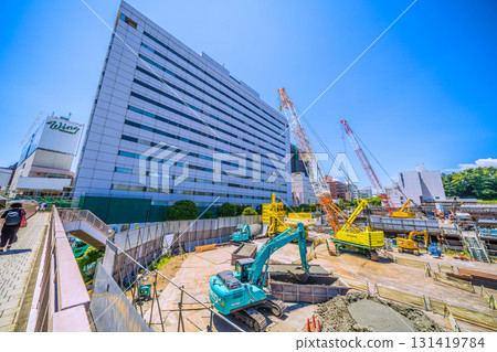 日本東京城市景觀。俯瞰品川站前的重建工程。履帶起重機等大型重型機械排成一排。 131419784