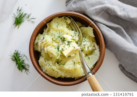 Golden slices of new potatoes with dill on a light background. Ideal for culinary blogs, recipe sites, restaurant menus and healthy food advertising. Traditional cuisine. Space for your text 131419791
