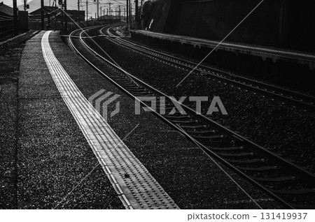 【日本海翡翠線】晨曦中閃耀的點字塊和鐵軌【有馬川站】 131419937