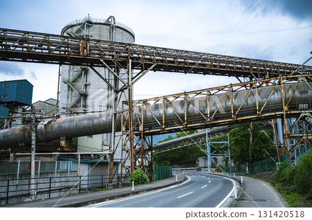 藍天白雲下的工廠景觀，讓人聯想到工業廢墟的風景 131420518