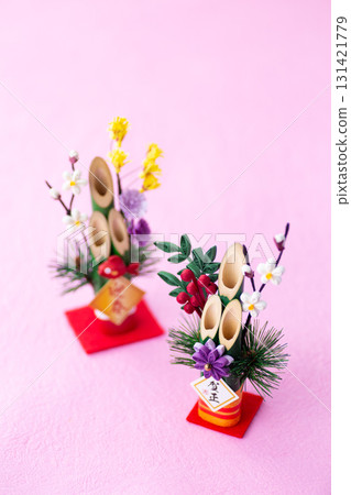 粉紅色背景的新年鬆樹裝飾 131421779