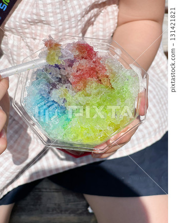 一個孩子正在吃美味多彩的刨冰 131421821