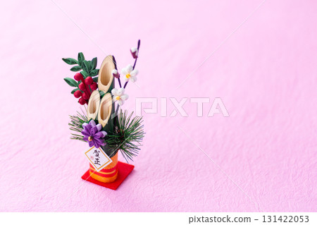 粉紅色背景的新年鬆樹裝飾 131422053