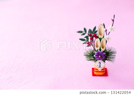 粉紅色背景的新年鬆樹裝飾 131422054