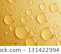 液體質地，如化妝油或維生素血清，在橙色背景上擴散 131422994