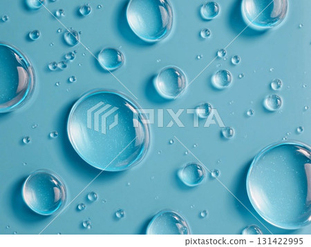 新鮮乳液或精華液滴在藍色背景上蔓延的質地 131422995