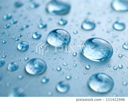 新鮮乳液或精華液滴在藍色背景上蔓延的質地 131422996
