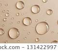 米色背景上閃閃發光的金色亮片的精華液或乳液滴的質地 131422997