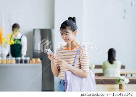 一位年輕女子去咖啡館 131423142