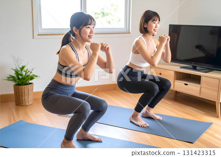 在家做深蹲的肌肉訓練女孩 131423315