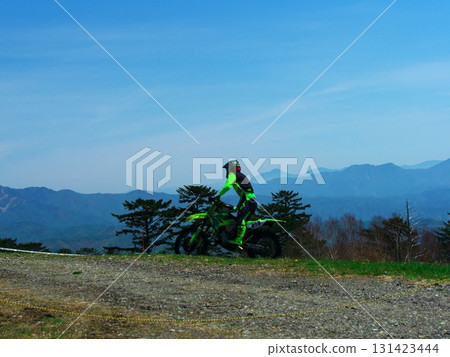 越野自行車在禦岳滑雪場的御岳探險公園裡馳騁 131423444