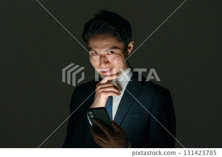 有智慧型手機的可疑男子 131423785