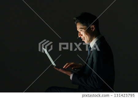 可疑男子、電腦、個人資料 131423795