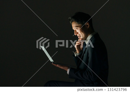 可疑男子、電腦、個人資料 131423796