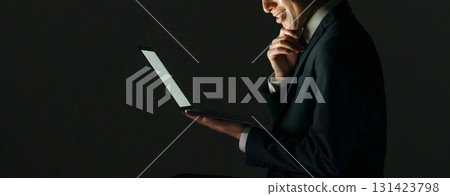 可疑男子、電腦、個人資料 131423798