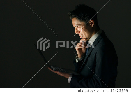可疑男子、電腦、個人資料 131423799