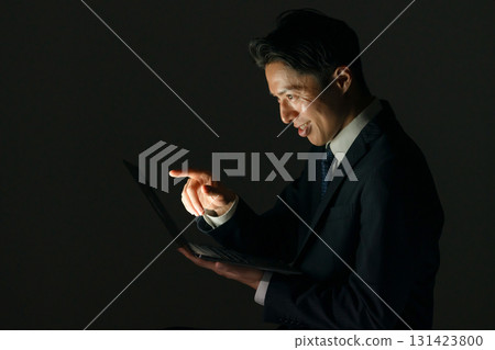 可疑男子、電腦、個人資料 131423800