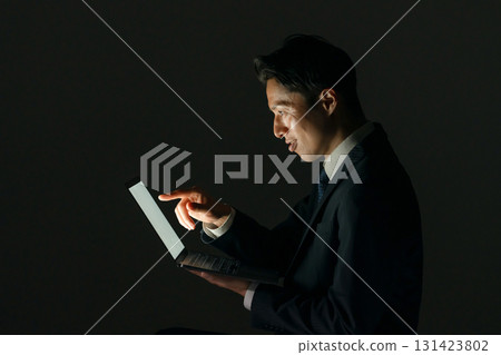 可疑男子、電腦、個人資料 131423802