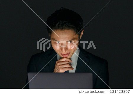 有計算機的可疑男子 131423807