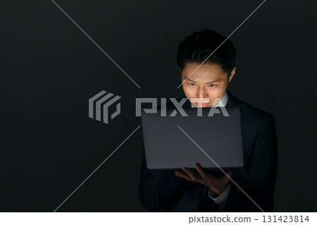 有計算機的可疑男子 131423814