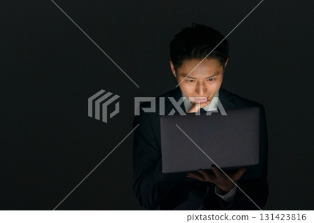 有計算機的可疑男子 131423816