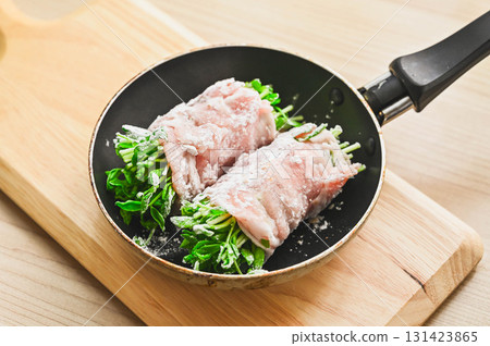 Pan-fried pea sprouts wrapped in pork Pan-fried pea sprouts wrapped in pork 131423865