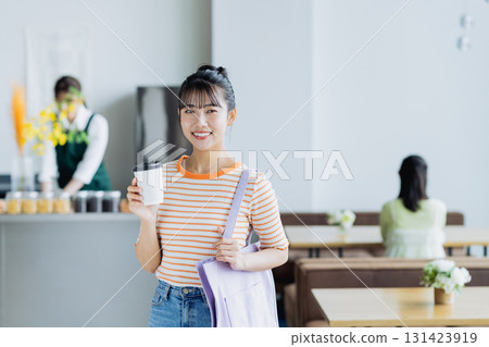 年輕女子在咖啡館買咖啡 131423919