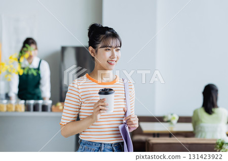 年輕女子在咖啡館買咖啡 131423922