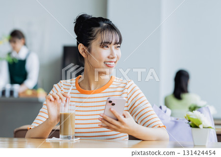 放鬆在咖啡館的一個少婦 放鬆在咖啡館的一個少婦 131424454