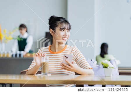 放鬆在咖啡館的一個少婦 放鬆在咖啡館的一個少婦 131424455