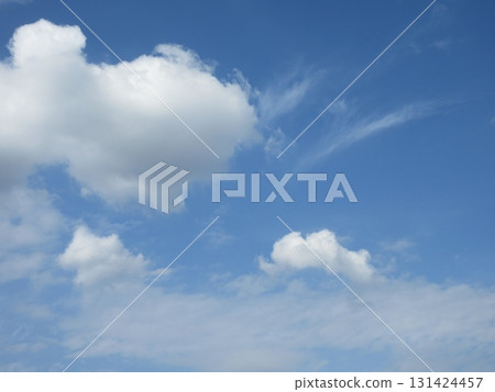 父母與孩子的雲漂浮在藍天上 父母與孩子的雲漂浮在藍天上 131424457