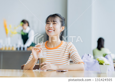 放鬆在咖啡館的一個少婦 131424505