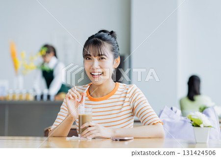 放鬆在咖啡館的一個少婦 131424506