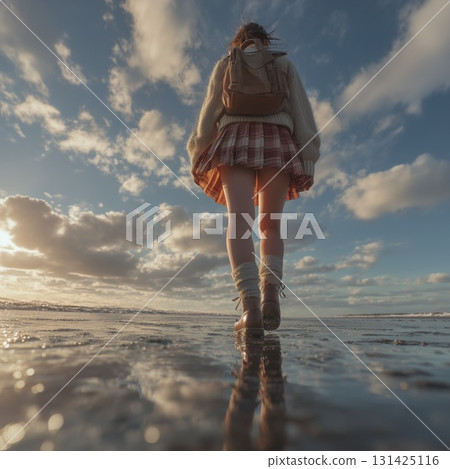 黃昏時分,身穿制服的高中女生沿著海灘散步 黃昏時分,身穿制服的高中女生沿著海灘散步 131425116