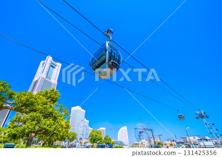 The tops of street trees in the Yokohama cityscape in Japan have been cut down... View of the ropeway and the trees along its path (26th) 131425356