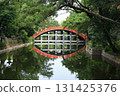 池塘上的紅橋 131425376
